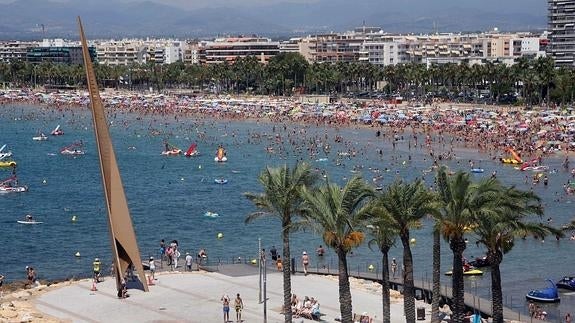 La playa de Levante de Salou, repleta de turistas. 