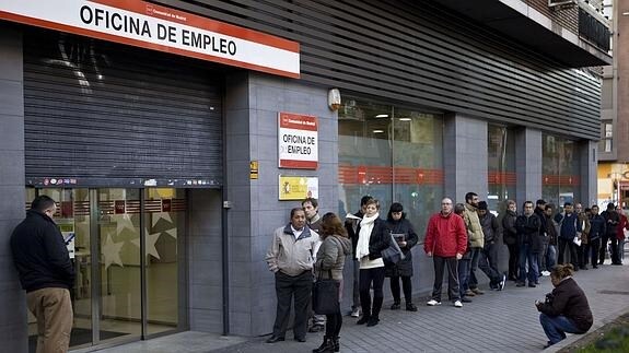 Cola a las puertas de una oficina de empleo. 