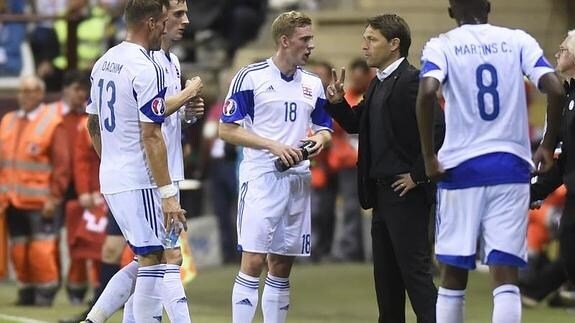Luc Holtz da órdenes a sus jugadores en el partido contra España. 