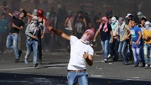 Palestinos protestando en Gaza. 