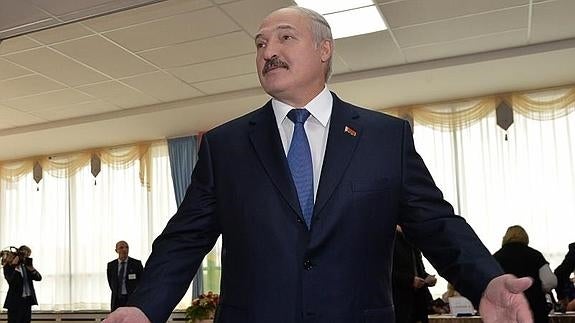 El jefe de Estado bielorruso, Alexandr Lukashenko, tras votar. 