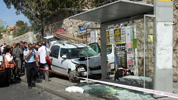 El vehículo empotrado en la parada de autobús en Jerusalén.