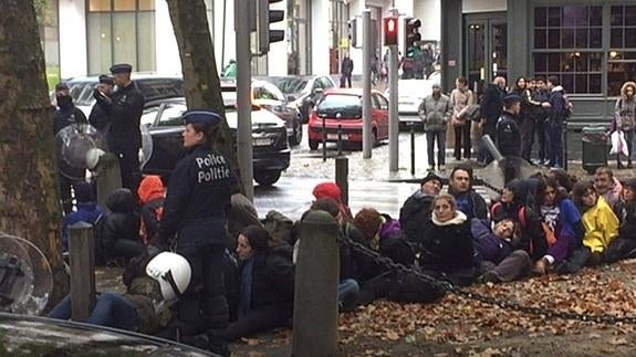 Los activistas, durante una sentada en Bruselas.