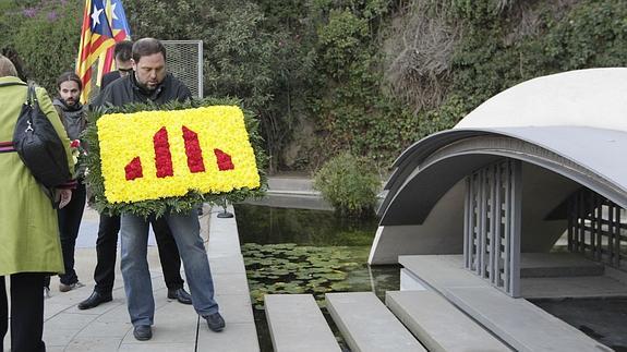 Oriol Junqueras lleva su ofrenda floral a la tumba de Lluís Companys. 