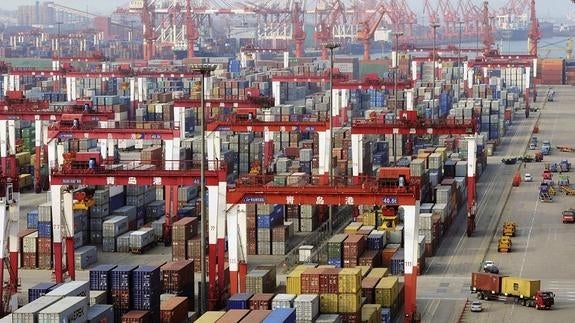 Contenedores apilados en la zona de carga y descarga del puerto de Qingdao (China). 