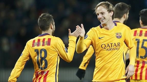 Alba (i) felicita a Rakitic. 