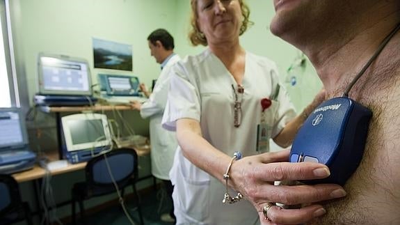 Una enfermera y un médico atienden a un paciente.