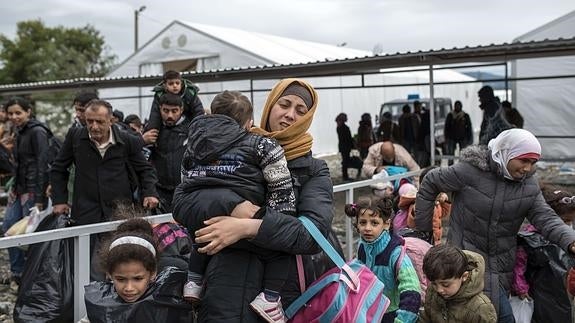 Una madre y su hijo, en la frontera entre Macedonia y Serbia.