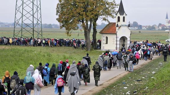 Una columna de refugiados se dirige a centros de acogida en la frontera entre Eslovenia y Croacia.