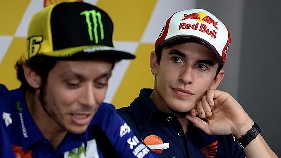 Márquez (d) atiende a las palabras de Rossi. 