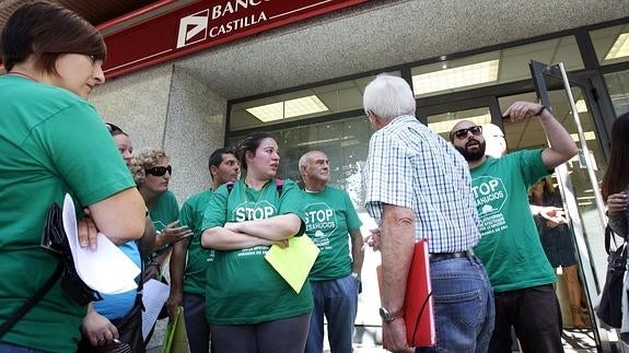 La Plataforma de Afectados por la Hipoteca protesta ante la oficina de un banco.