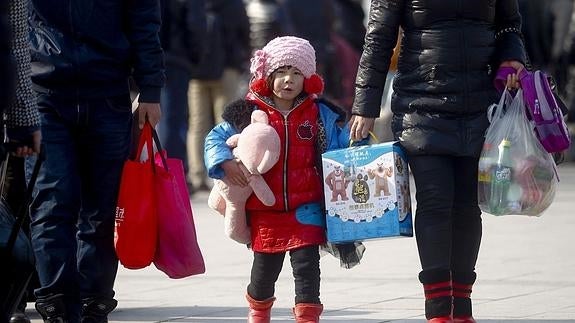 Una niña china con sus padres.