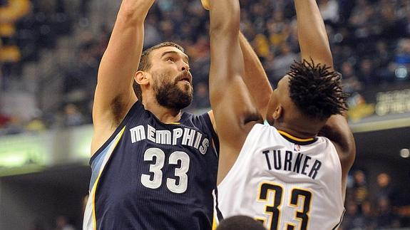 Marc Gasol trata de anotar ante el pívot de los Pacers Myles Turner.