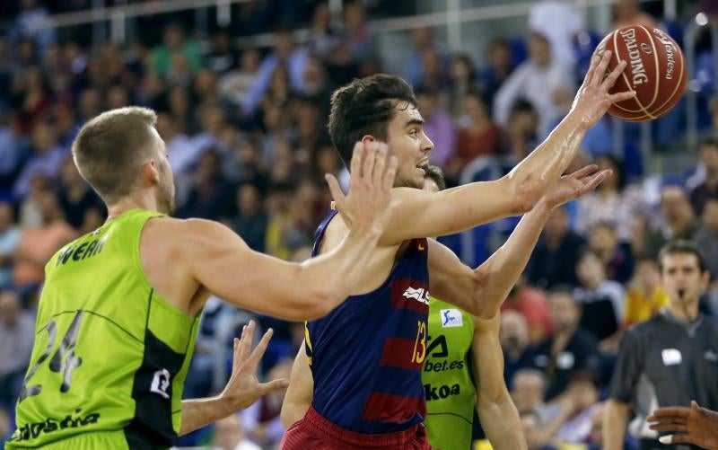 El alero del Retabet.es GBC Tavis Wear (i), presiona al base del Barcelona Tomas Satoransky. 