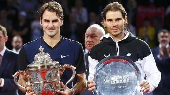 Federer y Nadal posan con sus trofeos. 