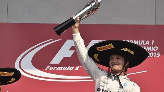 Nico Rosberg, con su trofeo de vencedor. 