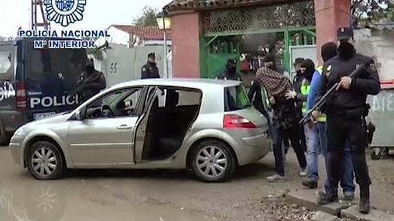 Momento de la detención de uno de los yihadistas en la Cañada Real. 