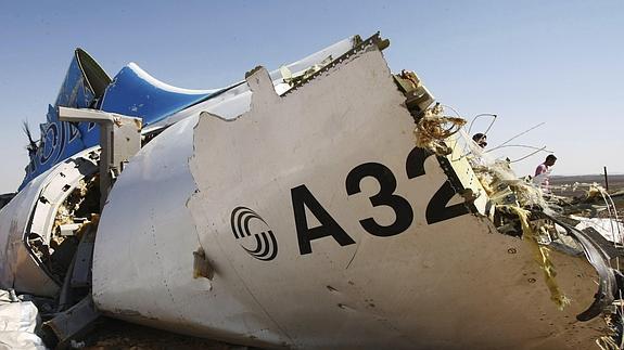 Pieza del fuselaje del avión siniestrado en el Sinaí.