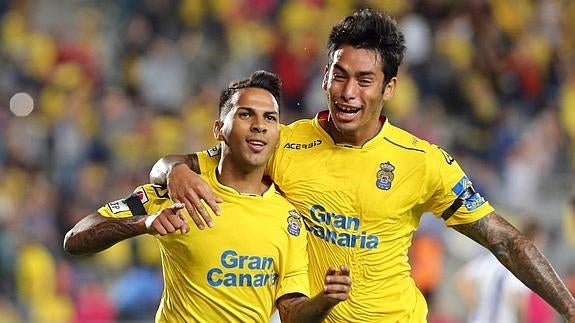 Viera y Araujo celebran uno de los goles ante la Real Sociedad.