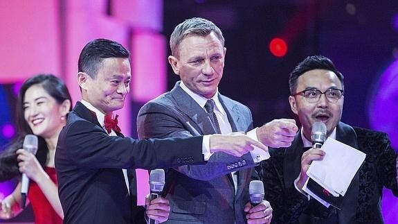 El presidente de Alibaba, Jack Ma, con el actor Daniel Craig.