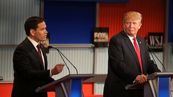 Marco Rubio habla ante la mirada de Donald Trump. 