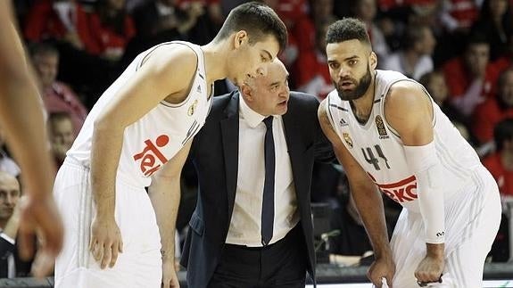 Pablo Laso (c), junto a Willy Hernángomez (i) y Jeff Taylor (d). 