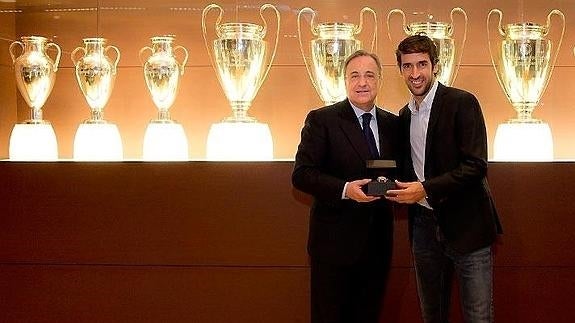 Raúl, junto a Florentino Pérez. 