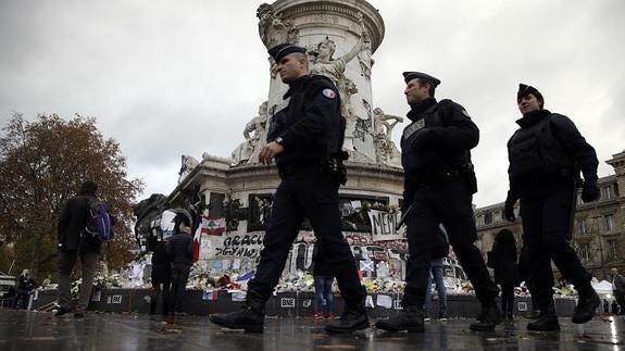 La Policía gala, en la plaza de la República. 