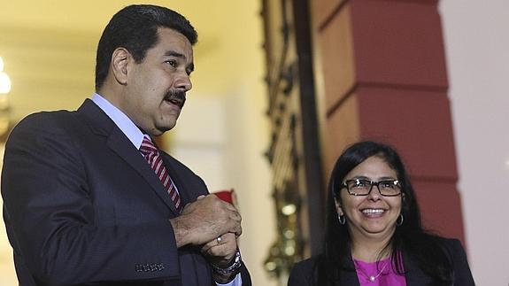 Nicolás Maduro, junto a la canciller de ese país, Delcy Rodríguez.  