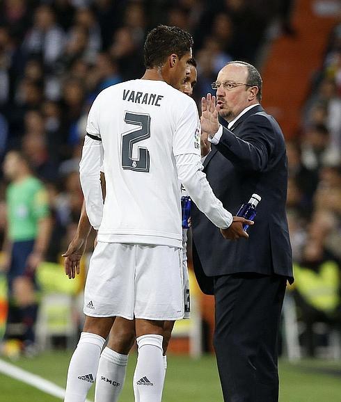 Varane habla con Benítez. 