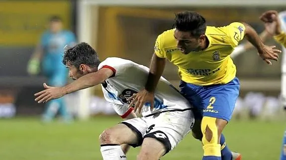 Luisinho (i) protege un balón ante David Simón. 