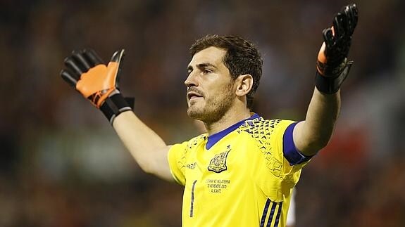 Casillas gesticula durante un partido con la selección española. 