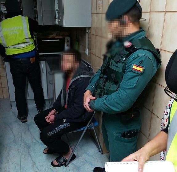 El detenido en Pamplona, durante el registro en su casa. 