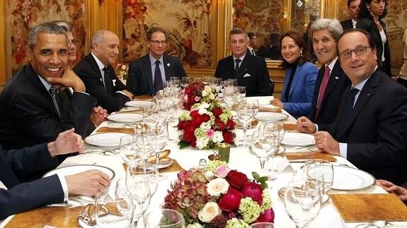 Barack Obama (i), cenando anoche con Francois Hollande (d) y otros funcionarios de ambos países. 
