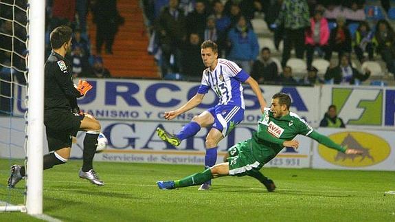 Luka Djordjevic, delantero de la Ponferradina, en el partido ante el Eibar. 