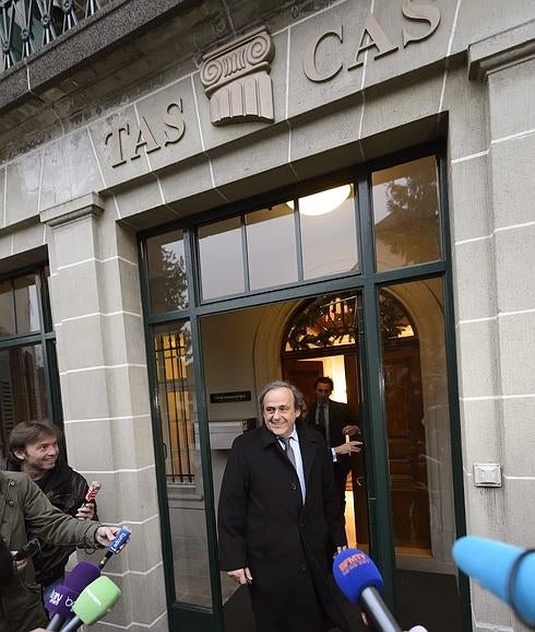 Platini, al salir del Tribunal de Arbitraje Deportivo (TAS) en Lausana. 