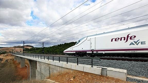 Tren AVE circula por un tramo de la red ferroviaria española.