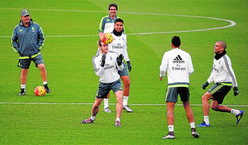 Benítez observa a sus jugadores en un entrenamiento. 