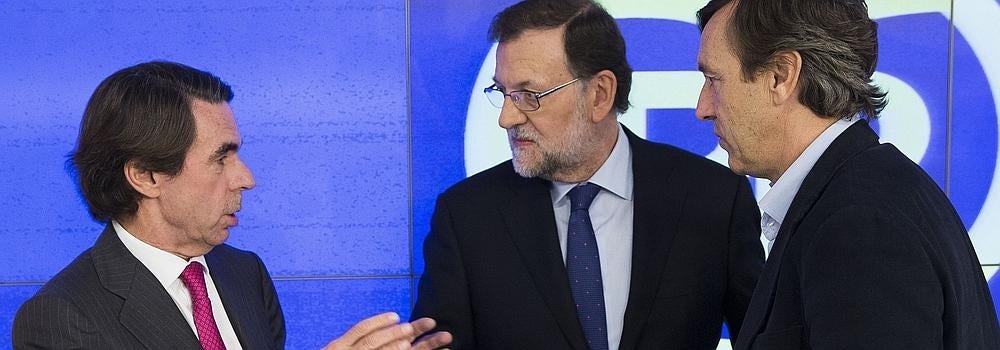 Aznar saluda a Rajoy en el Comité del PP de ayer.