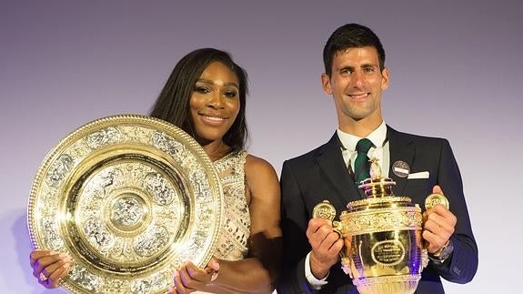 Serena Williams y Djokovic posan con sus trofeos de Wimbledon. 