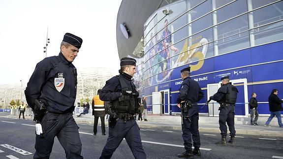 Agentes de la Policía francesa patrullan los aledaños del Stade de France.