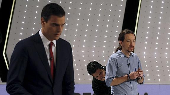 Pedro Sánchez y Pablo Iglesias, antes de un debate televisivo.