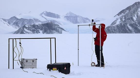 Un científico instala un instrumento de medición de la radiación solar en el campamento Glaciar Union, a 1000 kilómetros del Polo Sur.