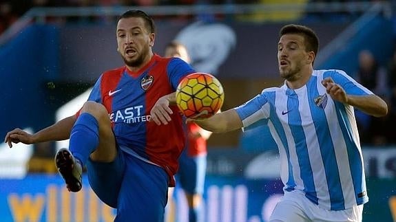 Nabil Ghilas (i) e Ignacio Camacho durante el Levante-Málaga. 