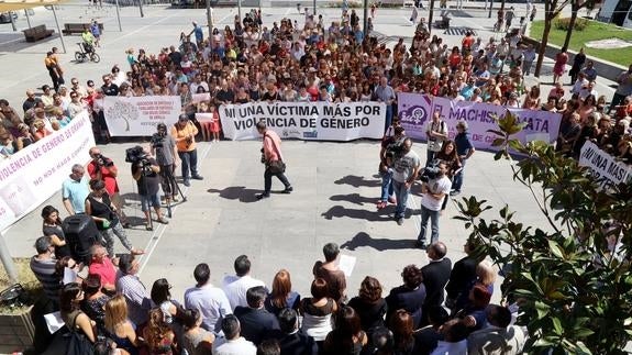 Concentración en Armilla (Granada) por un caso de violencia machista. 