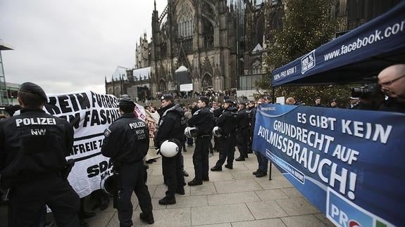 Varios policías patrullan cerca de la estación central de tren de Colonia, Alemania.