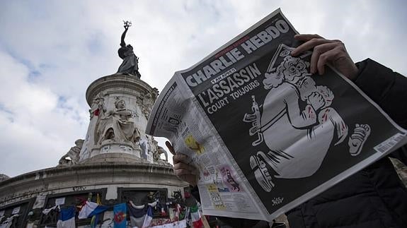 Un hombre ojea el número especial publicado por el semanario satírico 'Charlie Hebdo'.