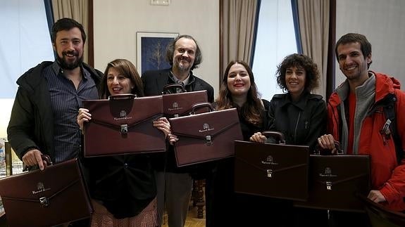 Los parlamentarios electos de En Marea (de izda a dcha), Antón Gómez-Reino, Yolanda Díaz, Miguel Anxo Fernán, Ángela Rodríguez, Alexandra Fernández y David Bruzos.