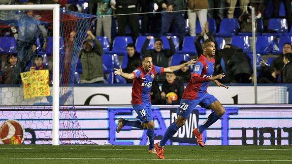 Deyverson (d) celebra el primer gol del equipo levantinista.