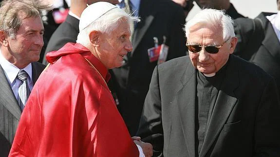 Benedicto XVI, junto a su hermano Georg Ratzinger en 2006.